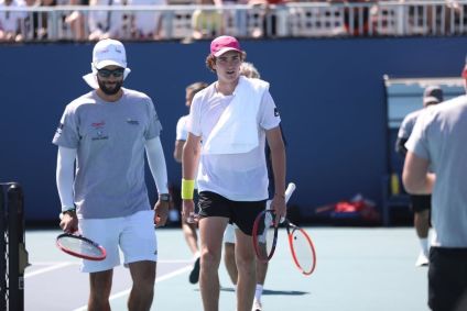 João Fonseca durante preparação para partida contra Learner Tien, no Miami Open