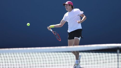 João Fonseca durante preparação para partida contra Learner Tien, no Miami Open