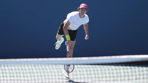 João Fonseca durante preparação para partida contra Learner Tien, no Miami Open