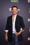 João Vicente, que vive Renato no remake de &quot;Vale Tudo&quot;, comparece à festa de lançamento da novela