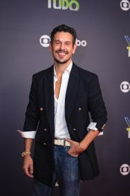 João Vicente, que vive Renato no remake de &quot;Vale Tudo&quot;, comparece à festa de lançamento da novela