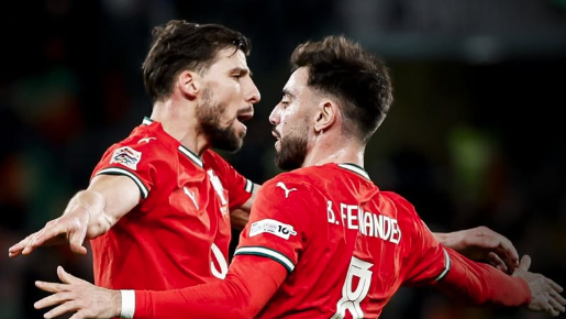 Jogadores de Portugal comemoram primeiro gol diante da Dinamarca
