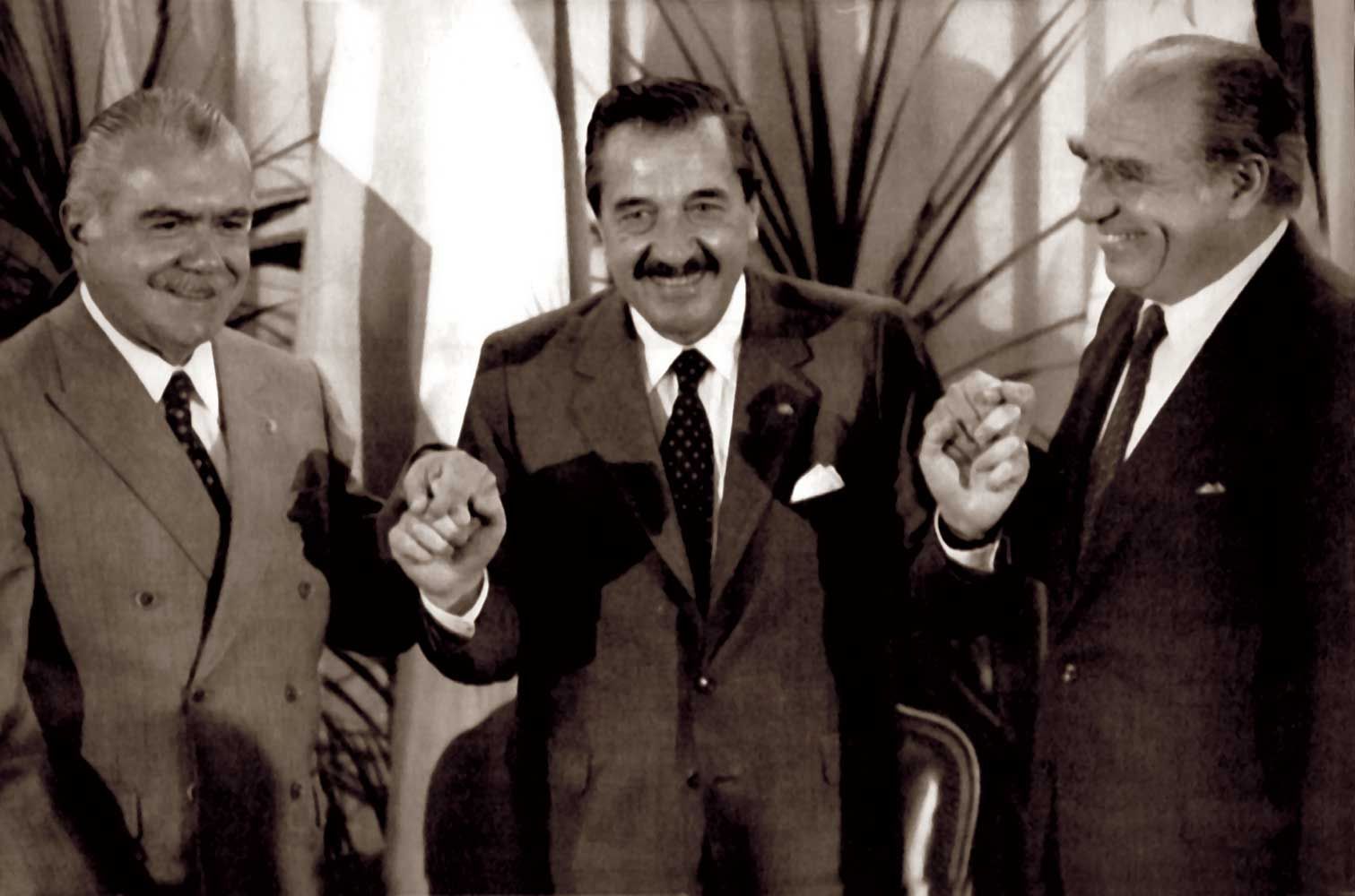 Os então presidentes do Brasil, José Sarney, da Argentina, Raúl Alfonsín, e do Uruguai, Julio María Sanguinetti • Reprodução/X @AlfonsinEpopeya