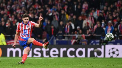 Julián Álvarez, do Atlético de Madrid, chuta a bola em direção ao gol do Real na Champions League