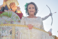Mãe de Cazuza desfila pela Camisa Verde e Branco em homenagem ao filho