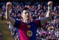 Sem Raphinha, Barcelona goleia com brilho de Lewandowski