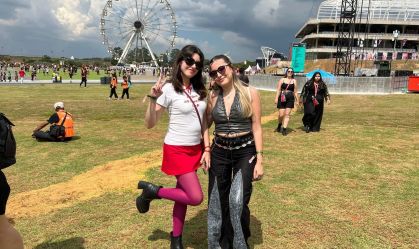 Brilho, cores e camisas de fãs: tendências de estilo do Lollapalooza 2025