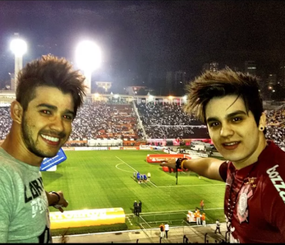 Luan Santana e Gusttavo Lima em partida do Corinthians • Reprodução / Instagram