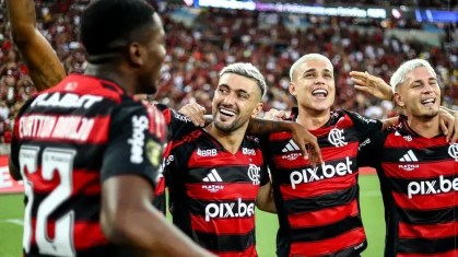 Luiz Araújo, entre Arrascaeta e Varela, comemora o título do Carioca pelo Flamengo