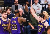 NBA: LeBron James quebra recorde de pontos e Lakers vencem