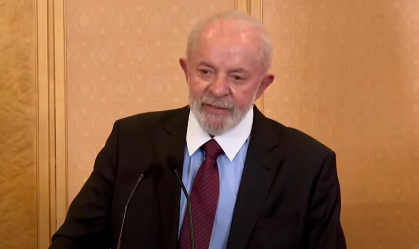 “Ao invés de chorar, caia na realidade”, diz Lula sobre Bolsonaro réu