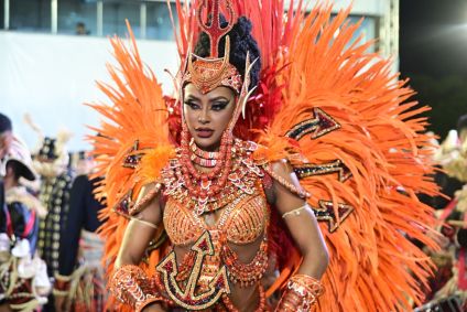 Madu Fraga, rainha de bateria da Vai Vai, exibe sua fantasia na passarela do Sambódromo do Anhembi