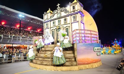 Mancha Verde explora o sagrado e o profano da Bahia em desfile