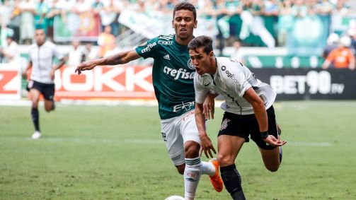 Mateus Vital e Marcos Rocha disputando bola na final do Paulistão entre Corinthians e Palmeiras, em 2018