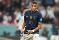 Mbappé se revolta com racismo sofrido por colega de equipe: "Patético"