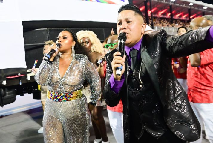 Grazzi Brasil canta ao lado de Darlan Alves o samba da Terceiro Milênio durante desfile em São Paulo • Imagem: Leo Franco