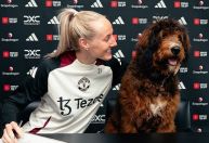 Cão rouba cena em renovação de contrato de estrela do Manchester United
