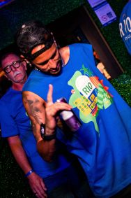 Ao lado da esposa, Neymar curte carnaval no Rio de Janeiro