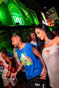 Ao lado da esposa, Neymar curte carnaval no Rio de Janeiro