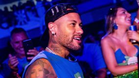 Ao lado da esposa, Neymar curte carnaval no Rio de Janeiro