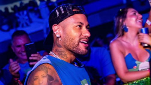 Ao lado da esposa, Neymar curte carnaval no Rio de Janeiro