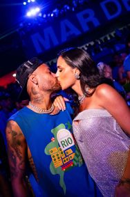 Ao lado da esposa, Neymar curte carnaval no Rio de Janeiro