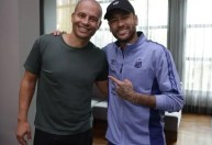 Neymar posa com craque ex-Palmeiras e rasga elogios: "Ídolo"