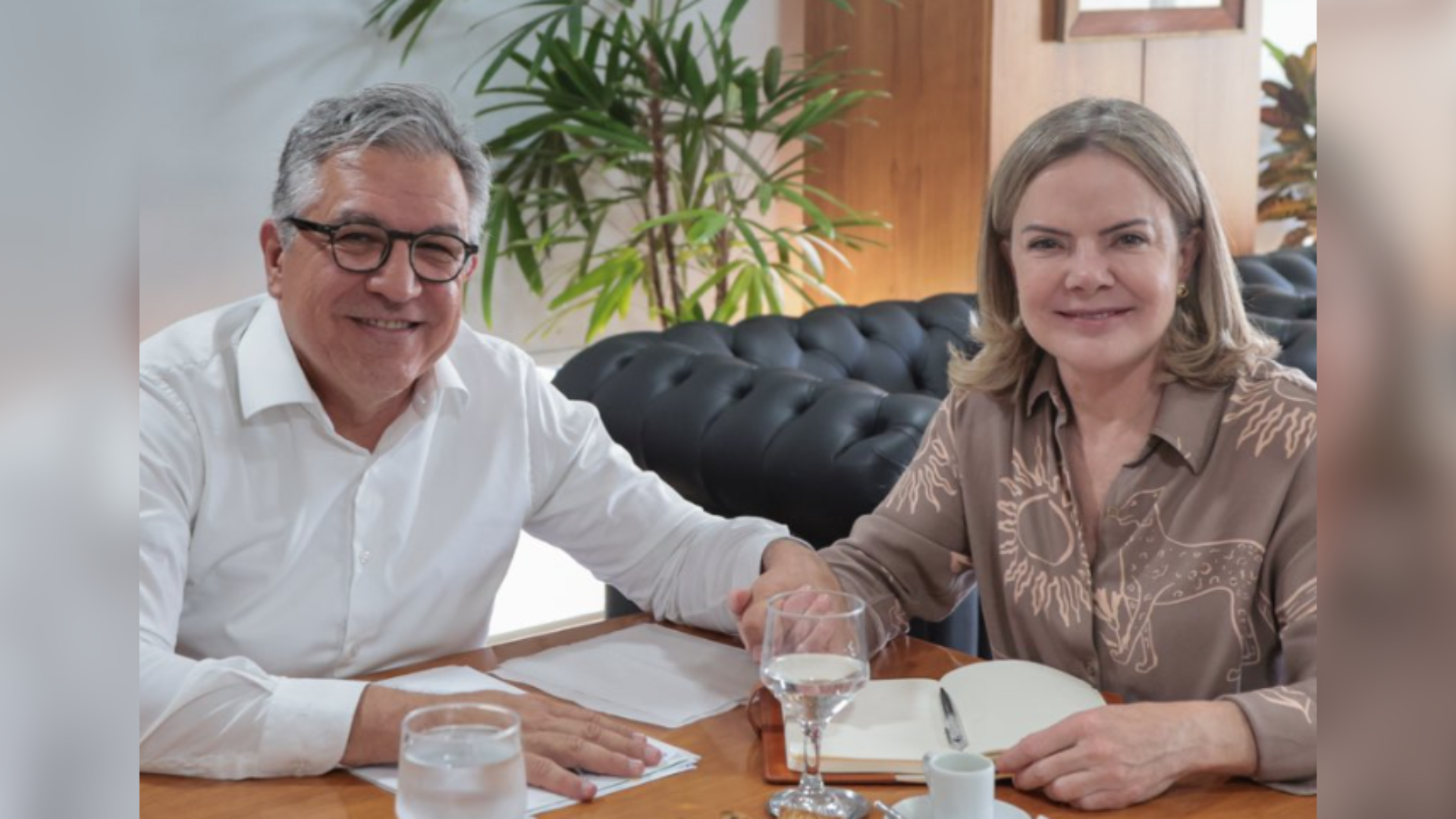 O ministro Alexandre Padilha e a presidente do PT, Gleisi Hoffmann