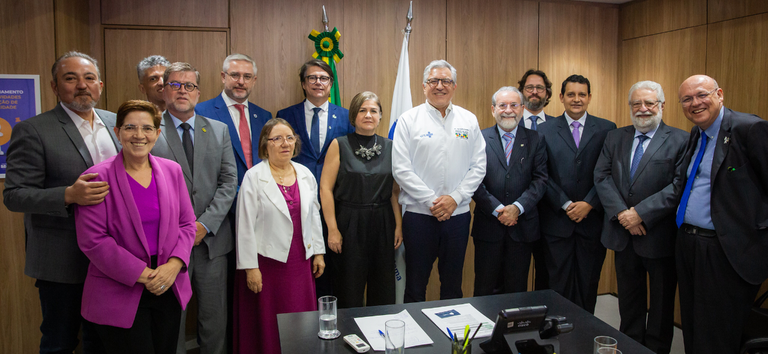 O novo ministro da Saúde, Alexandre Padilha em encontro com entidades médicas
