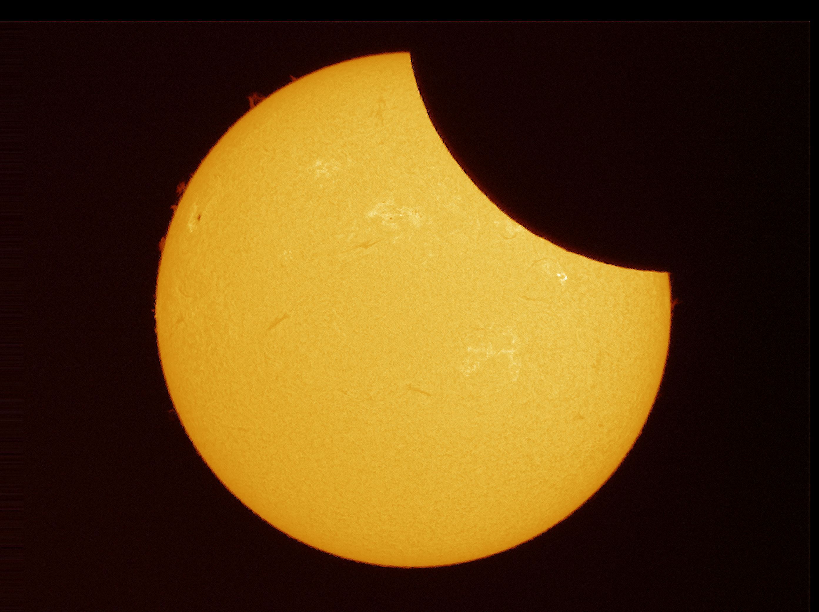 Veja imagens do eclipse solar parcial que aconteceu neste sábado