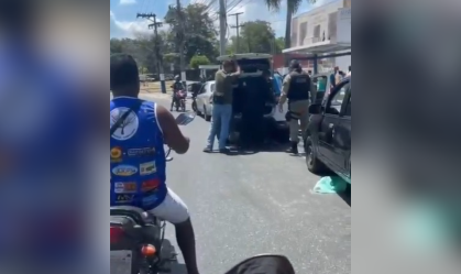 Homem esfaqueia ex-mulher em ponto de ônibus de Belford Roxo
