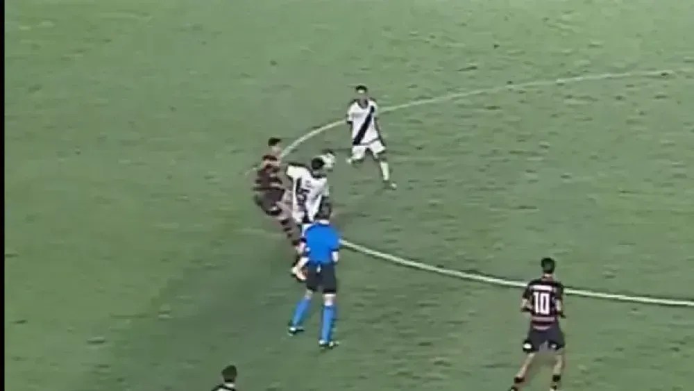 Pablo Lúcio aplica balãozinho em adversário na partida entre Flamengo e Danúbio, pela Libertadores Sub-20