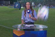 Apresentadora quase leva bolada durante transmissão de Vasco x Santos; veja