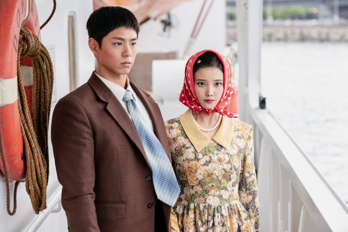 When Life Gives You Tangerines (L to R) Park Bo-gum as Yang Gwan-sik, IU as Oh Ae-sun in When Life Gives You Tangerines Cr. Yoo Eun-mi/Netflix © 2025 • Divulgação