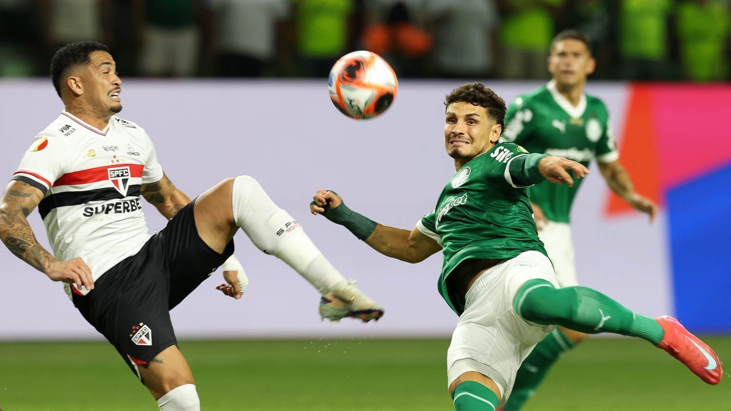 Raphael Veiga e Luciano durante disputa em Palmeiras x São Paulo, que foi marcado pela arbitragem