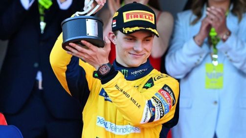 A McLaren oficializou a renovação com o piloto Oscar Piastri