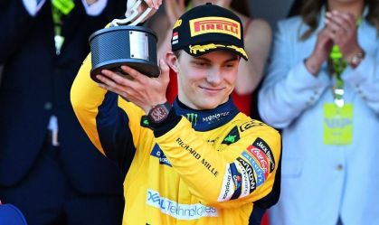 A McLaren oficializou a renovação com o piloto Oscar Piastri