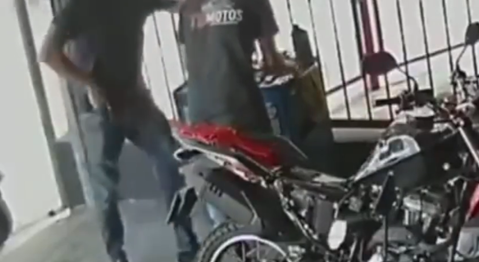 Policial tenta atirar em funcionário