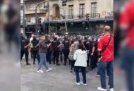 Vídeo: Idosa é derrubada por policial em protesto na Argentina