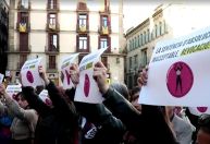 Manifestantes protestam contra anulação da condenação de Daniel Alves; veja