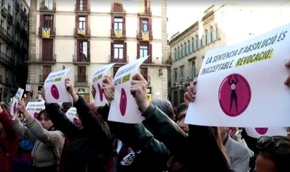 Manifestantes protestam contra anulação da condenação de Daniel Alves; veja