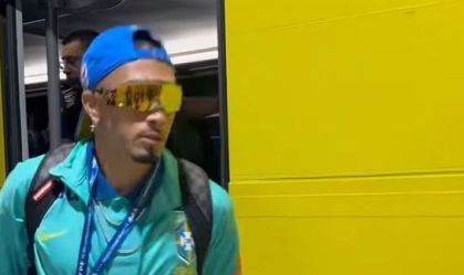 Saiba quanto custa o óculos usado por Raphinha antes do jogo da Seleção
