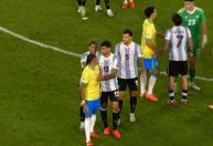 Dibu Martínez e Raphinha discutem no intervalo do jogo; veja