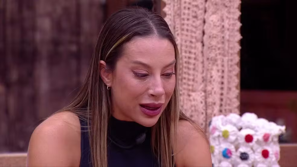 Renata chora no BBB25 após eliminação de Eva