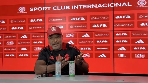 Roger Machado concedeu entrevista coletiva no CT Parque Gigante, nesta sexta-feira (14)