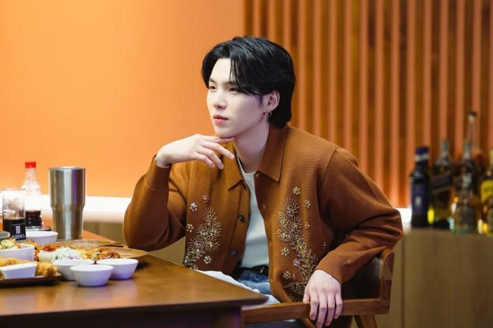 SUGA, do BTS, está atualmente cumprindo o serviço militar obrigatório, mas, ao invés de servir nas forças armadas, ele está realizando o serviço social. • Reprodução/Instagram