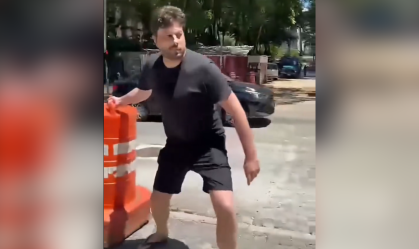 Danilo Gentili se irrita e joga cones de obra ao lado de seu apartamento