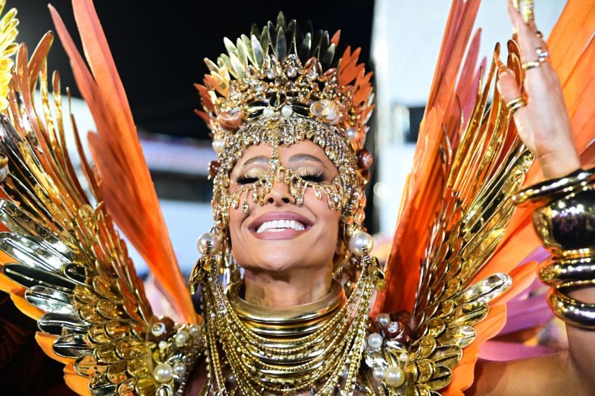Sabrina Sato, rainha de bateria da Gaviões da Fiel, com fantasia que representa a "Rainha de Todos os Ritmos", em desfile no Sambódromo do Anhembi • Leo Franco/Agnews