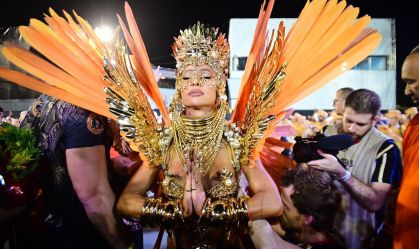 Sabrina Sato capricha em fantasia banhada a ouro para desfile da Gaviões