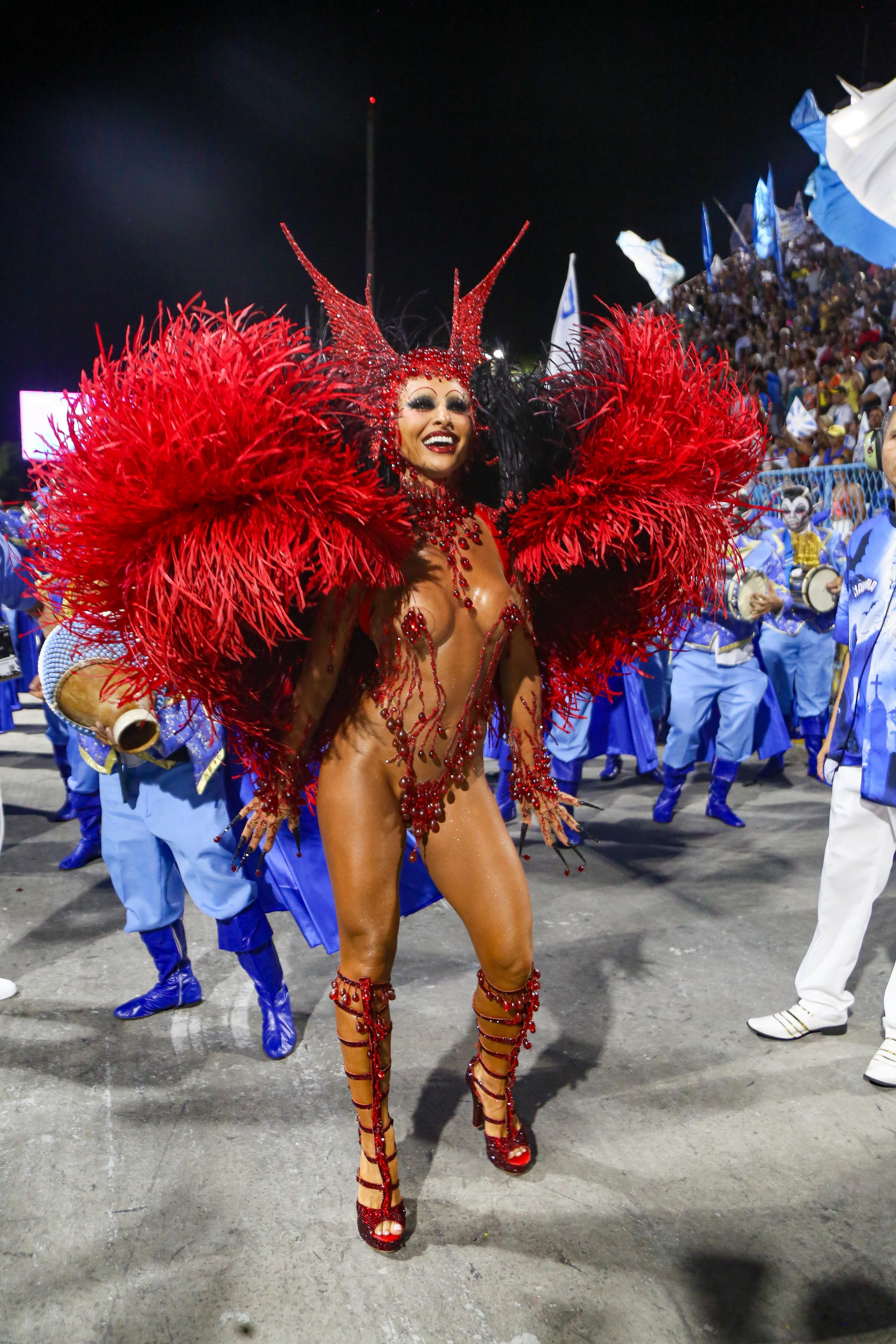 Sabrina Sato no desfile da Unidos de Vila Isabel, no Rio de Janeiro • Dilson Silva/AgNews